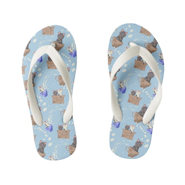 Katzen in Kiste und Milchfallen auf blau Kinderbadesandalen (Fußbett)