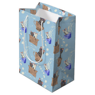 Katzen in Kiste und Milchfallen auf blau Mittlere Geschenktüte