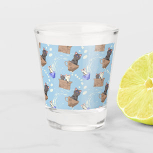 Katzen in Kiste und Milchfallen auf blau Schnapsglas