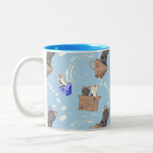 Katzen in Kiste und Milchfallen auf blau Zweifarbige Tasse