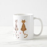 Katzen Liebe Schwanz Tasse<br><div class="desc">3 Tische in Grautönen und ockerfarbenen Tönen und 2 Kalikos in Beige mit grauen und ochfarbenen Mustern. Ihre Schwänze bilden eine Liebe und eine Herzform. Rosa Pfoten im Hintergrund. Dies ist eine digitale Abbildung.</div>