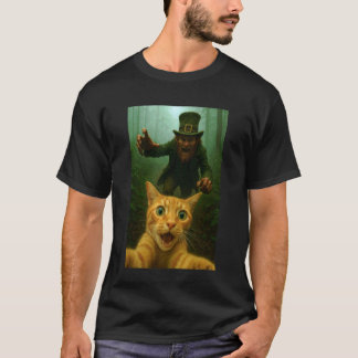 Katzen-Selfie auf der Flucht vor einem Kobold St.  T-Shirt