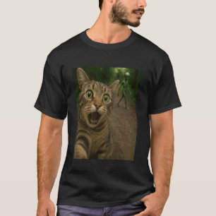 Katzen-Selfie Lustiger Marsianer-Alien im Hintergr T-Shirt