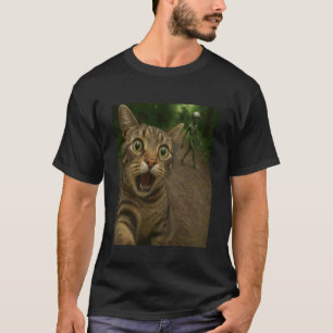 Katzen-Selfie Lustiger Marsianer-Alien im Hintergr T-Shirt