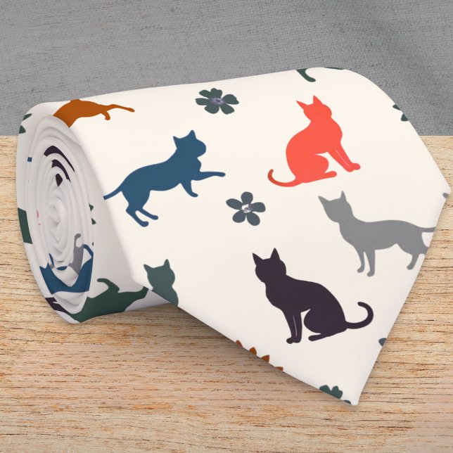 Katzen-Silhouetten Tiermuster Elegant Krawatte (A cream tie with cat silhouettes in black, gray, blue, green and coral, with flower and leaf detail)