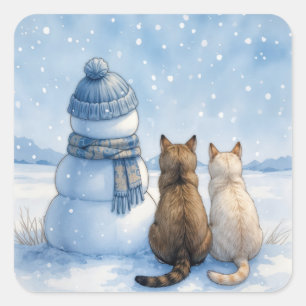Katzen sitzen mit einem Schneemann auf einem Feld Quadratischer Aufkleber