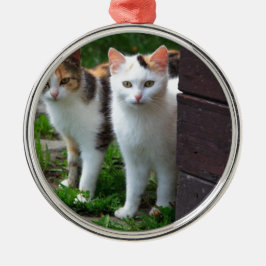 Katzen spielen ornament aus metall
