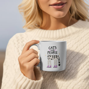 Katzen über Menschen – Rollschuhlaufende Katze Zweifarbige Tasse