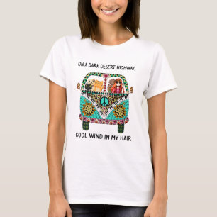 Katzen und Girl Hippie auf einem dunklen Wüstenweg T-Shirt