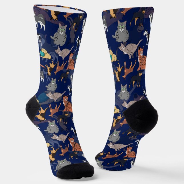Katzen und Hunde Musterdesign auf Blau Socken (Gewinkelt)