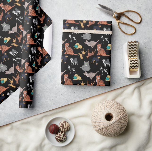 Katzen und Hunde Musterdesign auf Schwarz  Geschenkpapier (Kunsthandwerk)