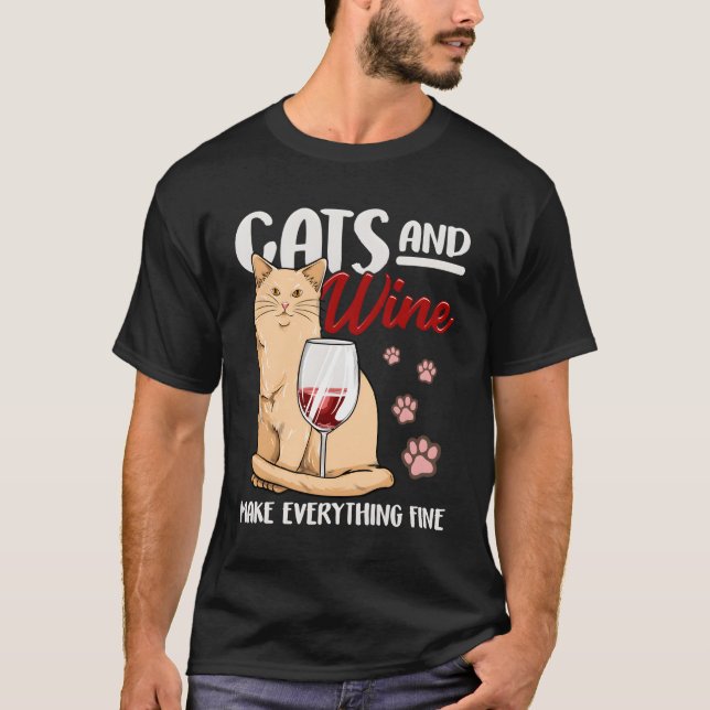 Katzen und Wein machen alles feine, lustige Katze  T-Shirt (Vorderseite)