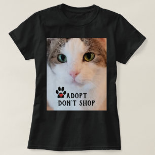 Katzenadoption / Weißes Katzenfoto auf Schwarz T-Shirt