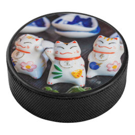 Katzenfiguren werden eishockey puck