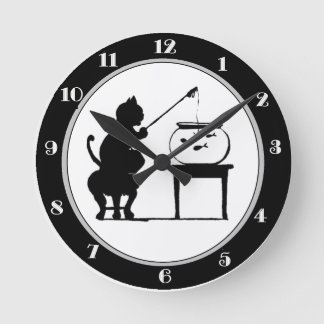 Katzenfischerei in der Fischschüssel Runde Wanduhr