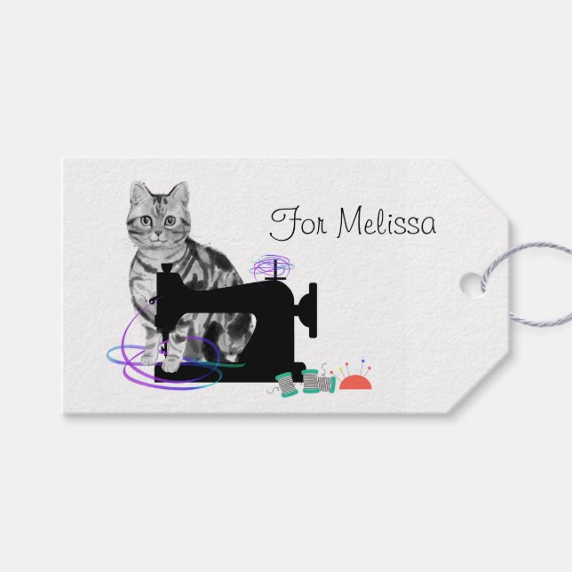 Katzenheber mit Nähmaschine Geschenkanhänger (Vorderseite (Horizontal))
