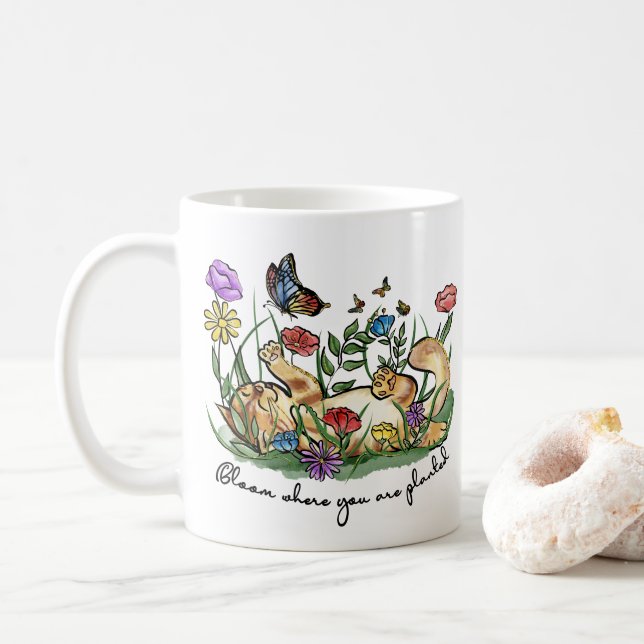 Katzenkätzchen spielen Gartenschmetterling-Blume b Kaffeetasse (Mit Donut)