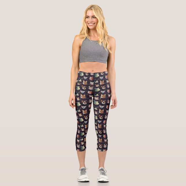 Katzenköpfe im Weltraum Gewittergalaxie-Muster Capri Leggings (Vorderseite)