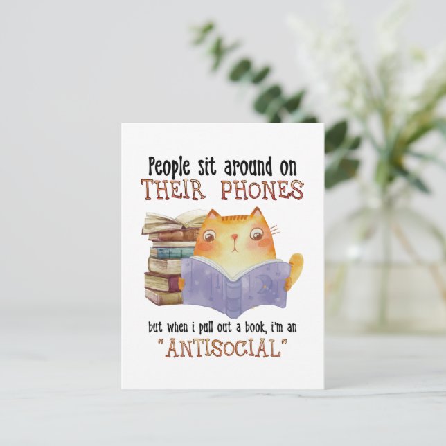 Katzenmenschen sitzen auf ihrem Telefon antisozial Postkarte (Stehend Vorderseite)