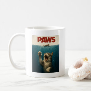 Katzenparodie: Katze jagt eine süße, verängstigte  Kaffeetasse