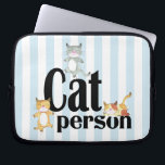 Katzenperson Whimsisches Kätzchen auf Streifen Laptopschutzhülle<br><div class="desc">Dieses skurrile Design ist für Katzenliebhaber überall da,  wo man Kätzchen über fett gedruckte Texte tanzen kann und einen hellblau-weiß gestreiften Hintergrund hat. Schützen Sie Ihren Laptop oder Ihr Tablet-Gerät stilvoll.</div>