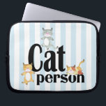 Katzenperson Whimsisches Kätzchen auf Streifen Laptopschutzhülle<br><div class="desc">Dieses skurrile Design ist für Katzenliebhaber überall da,  wo man Kätzchen über fett gedruckte Texte tanzen kann und einen hellblau-weiß gestreiften Hintergrund hat. Schützen Sie Ihren Laptop oder Ihr Tablet-Gerät stilvoll.</div>