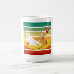 Katzenreiten auf Banane und Pizzaretro halten Kaffeetasse