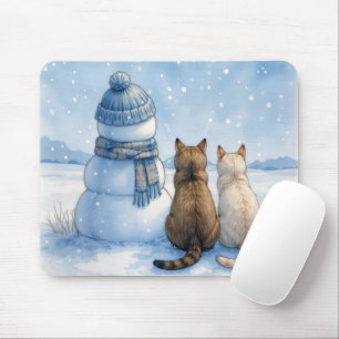 Katzensitzen mit einem Schneemann auf einem Feld Mousepad