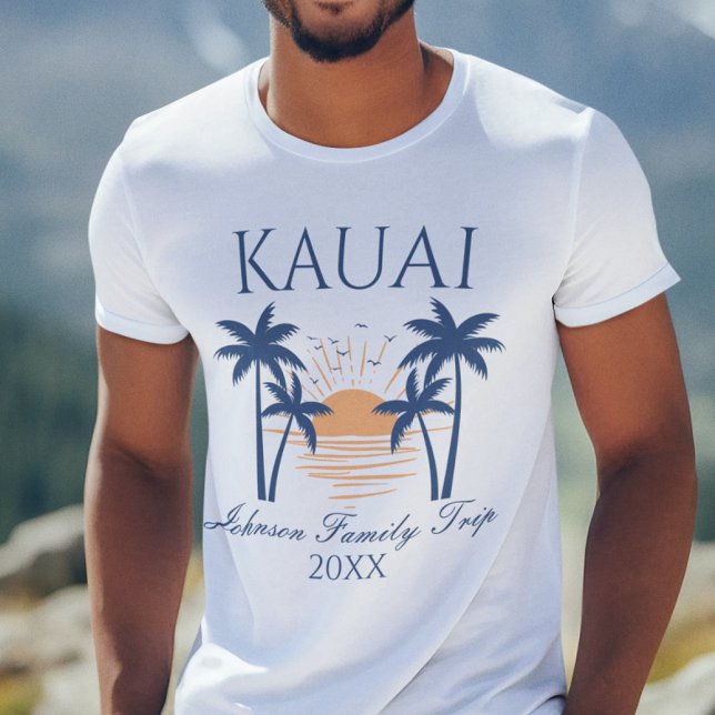 Kauai Hawaii Voyage en famille T-shirt (Man wearing a Kauai family trip t-shirt with a sunset and palm tree design.)
