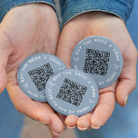 Kaufen Sie den Bride a Drink Junggeselinnen-Abschi Button<br><div class="desc">Runden Sie am Junggeselinnen-Abschied oder Bachelorette Wochenende ein paar Gratisgetränke für die Braut mit diesen personalisierten QR-Codbuttons in staubblauer Farbe ab. Das Design besteht aus zwei Textzeilen (mit "Buy the bride a drink" und "Scan to pay by Venmo") in weißer Schrift mit einem anpassbaren QR-Code in der Mitte. Fügen Sie...</div>