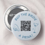 Kaufen Sie den Bride a Drink Junggeselinnen-Abschi Button<br><div class="desc">Feiern Sie die Braut-zu-sein mit diesem stilvollen und lustigen staubblauen Knopfdesign. Mit einer Knorpel, einem glänzenden Martini-Glas und einem praktischen QR-Code ist dieser Knopf das perfekte Zubehör für jeden Junggeselinnen-Abschied. Lass deinen Freunden, dass es an der Zeit ist, mit diesem auffälligen Design ein Glas zu Ehren der Braut zu heben....</div>
