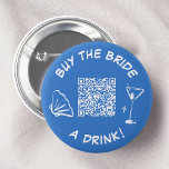Kaufen Sie die Braut ein Brautparty QR Code trinke Button<br><div class="desc">Dieses skurrile blaue Knopfdesign beinhaltet eine spielerische "Buy the bride a drink!"-Nachricht, ein stilvolles Cocktailglas und einen praktischen QR-Code für einfaches Gießen. Ideal für Junggeselinnen-Abschiede oder Brautpartys, dieser Button verleiht jeder Feier eine Touch Spaß und Spannung. Zeigen Sie Ihre Unterstützung für die Braut und machen Sie ihren besonderen Tag mit...</div>