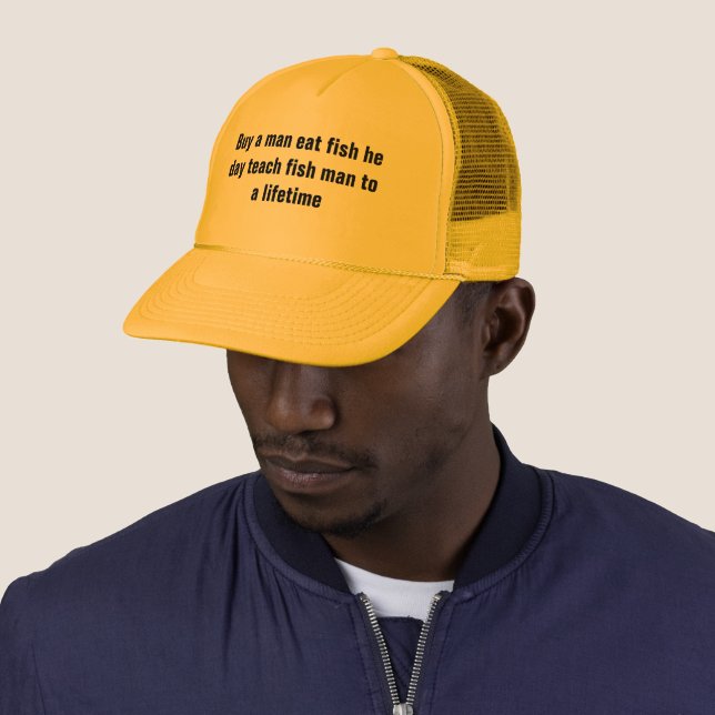Kaufen Sie einen Mann fressen Fisch T - Shirt Truckerkappe (Beispiel)