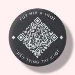 Kaufen Sie ihr einen Schuss | Bachelorette QR-Tast Button<br><div class="desc">Graue minimale "Kaufen Sie ihr einen Schuss,  sie bindet den Knoten"-Taste. Mit einem anpassbaren QR-Code! Fügen Sie einfach die Braut zu sein "Venmo,  Cashapp oder PayPal URL in den Bereich,  der in der "Personalize this Template",  und ein brandneuer QR-Code wird auf dem Design generiert.</div>