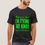 Kaufen Sie mich einen Schuss, den ich das T-Shirt<br><div class="desc">Bindung des Knoten-Junggeselinnen-Abschieds-Shirts für Bräutigam. Kaufen Sie mich einen Schuss,  den ich das Knotent-stück binde,  damit Bräutigam ist. Lustiges trinkendes Zitat für Junggeselle-Party. Hochzeits-Spaß. Cooler Slogan mit grünen Neonbuchstaben. Personalizable Text für Jungennacht heraus. Spaßentwurf für die Typen,  die verheiratet erhalten.</div>