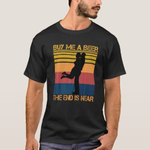 Kaufen Sie mir ein Bier das Ende ist nur verheirat T-Shirt