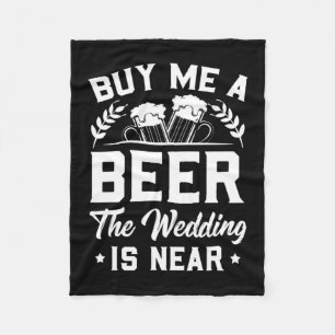 Kaufen Sie mir ein Bier, die Hochzeit ist nah Fleecedecke