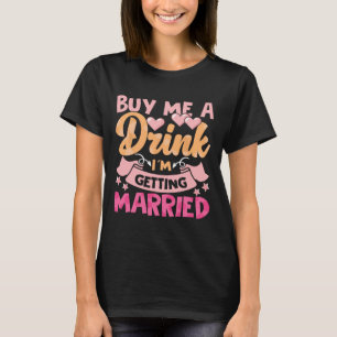Kaufen Sie mir ein Getränk, das ich heiraten werde T-Shirt