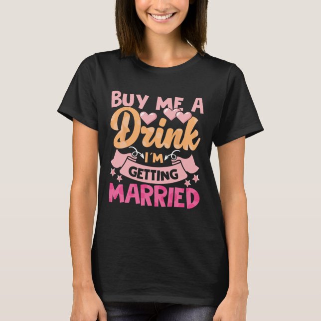 Kaufen Sie mir ein Getränk, das ich heiraten werde T-Shirt (Vorderseite)