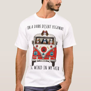 Kavalier King Charles Spaniel auf einer dunklen W T-Shirt
