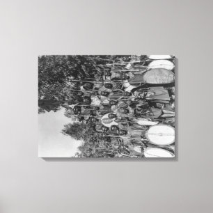 Kavirondos mit Stangen und Schild-Fotografie Leinwanddruck