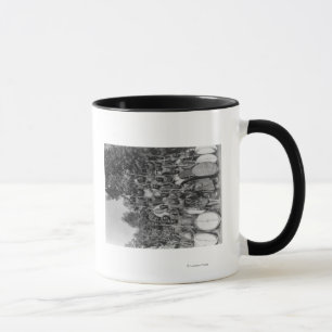 Kavirondos mit Stangen und Schild-Fotografie Tasse