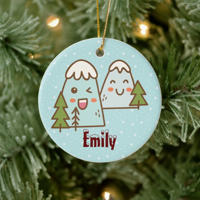 Kawaii-Berge im Schnee Keramik Ornament (Baum)