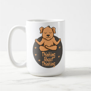 Kawaii Braunhund praktizieren Yoga-Posen und denke Kaffeetasse