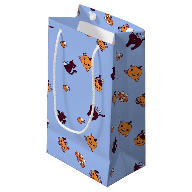Kawaii Halloween Black Cats & Pumpkins Kleine Geschenktüte (Vorderseite Schrägansicht)