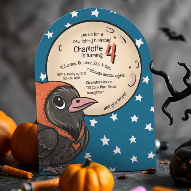 Kawaii Halloween Kids Kostüm Geburtstag Raven Moon Einladung (Charming kawaii Halloween birthday invite with a chibi raven, full moon, and whimsical inky design.)