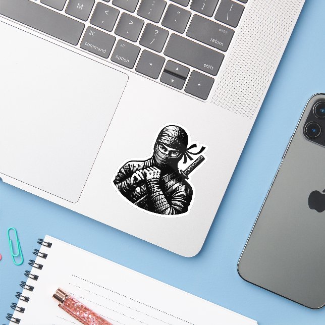 Kawaii Ninja Warrior Aufkleber – Süßes Design (Laptop mit iPhone)