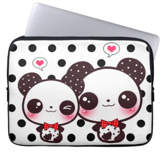 Kawaii Pandas auf schwarzen Tupfen Laptopschutzhülle