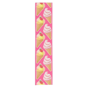 Kawaii pink pattern with strawberry ice cream kurzer tischläufer