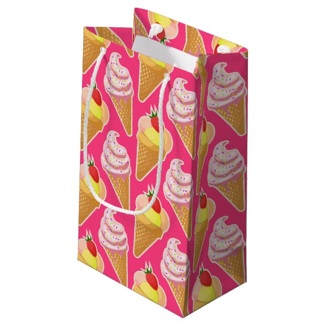 Kawaii-rosa Muster mit Erdbeereis Kleine Geschenktüte (Rückseite Schrägansicht)